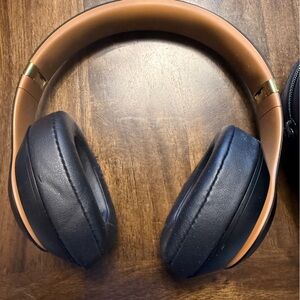 Beats Studio 3 black and rose gold